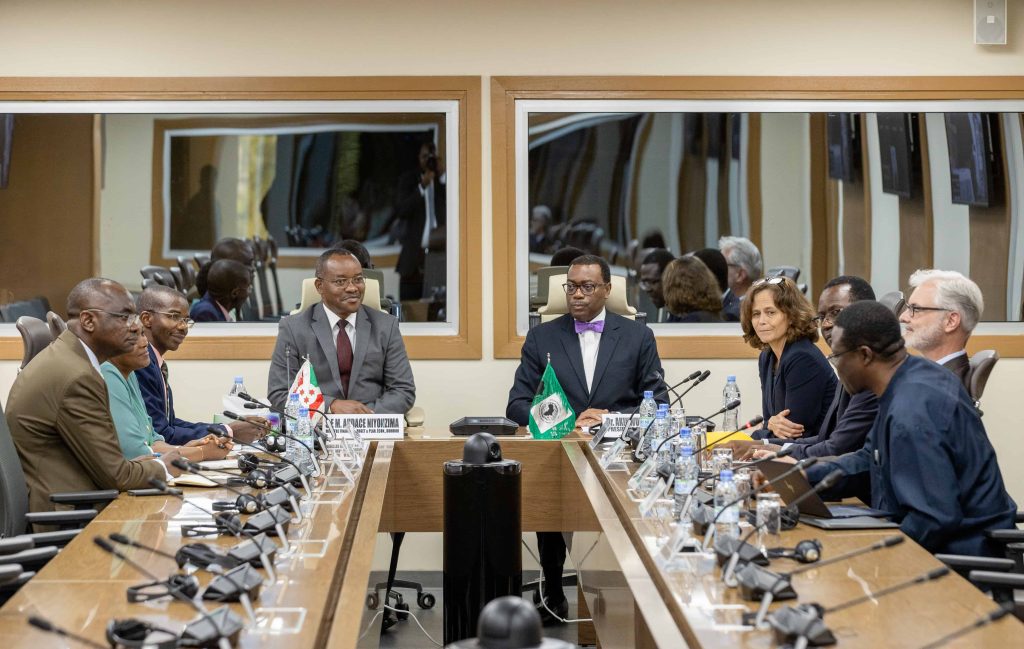 Mr. Audace Niyonzima, Minister of Finance of Burundi (centre left) and Mr. Akinwumi Adesina, President of the African Development Bank (centre right) surrounded by their respective delegations.