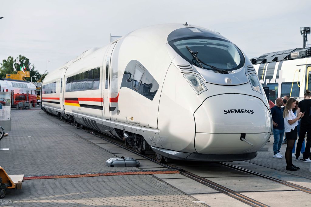 The train is designed for comfort and has a capacity of 481 passengers (479 seats + two wheelchair spaces), on-board internet and power sockets. State-of-the-art displays provide passengers with live train information throughout their journey. Photo source: Siemens Mobility