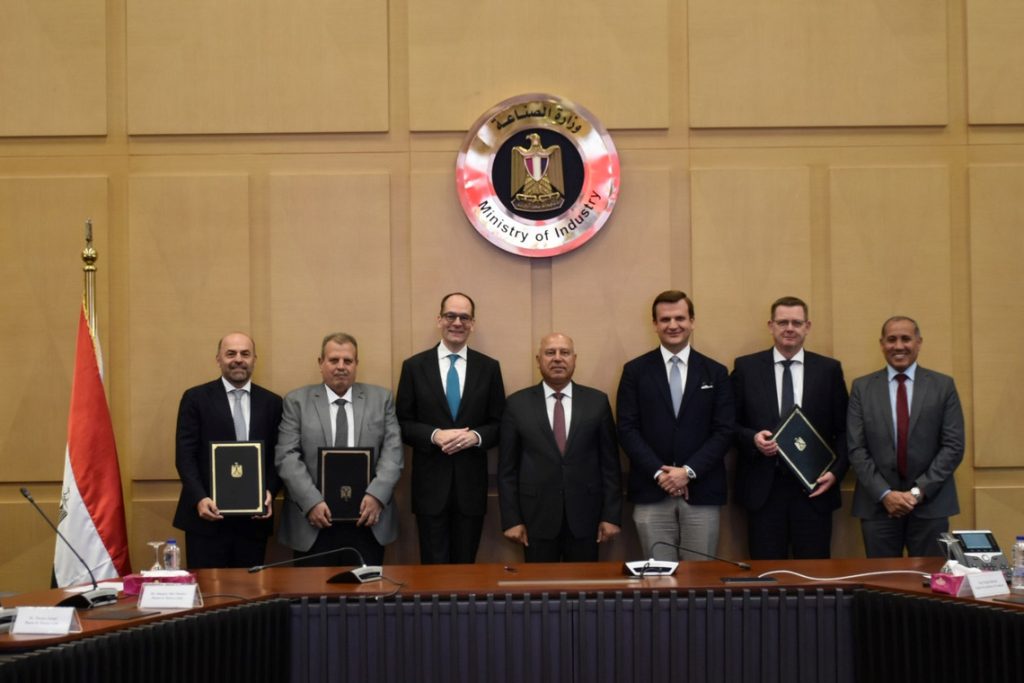 Contract signing on 9 October 2024. From left to right: Thomas Schöpf (CSO P&T), Mohamed Amer Abdulaziz (Chairman of the Egyptian National Railways), Georg Pöstinger (Austrian Ambassador), Kamel Al-Wazir (Deputy Prime Minister for Industrial Development, Minister of Transport and Minister of Industry), Johannes Max-Theurer (CEO P&T), Josef H. Posch (Director of Sales P&T), Wagdy Radwan (Deputy Minister of Transport) © Ministry of Transportation, Egypt