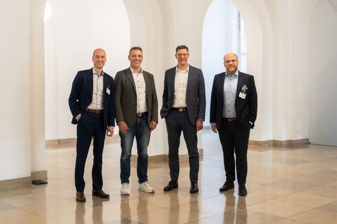From left to right: Stefan Heidemann (Advisor in Department IV A 3 Digitalisation, Industry 4.0 at the Federal Ministry for Economic Affairs and Energy), Martin Baier (CTO DB Fernverkehr AG and Head of Fleet Management), Marc Ludwig (CEO Rail Infrastructure Siemens Mobility GmbH), Win Neidlinger (CEO Mira GmbH)