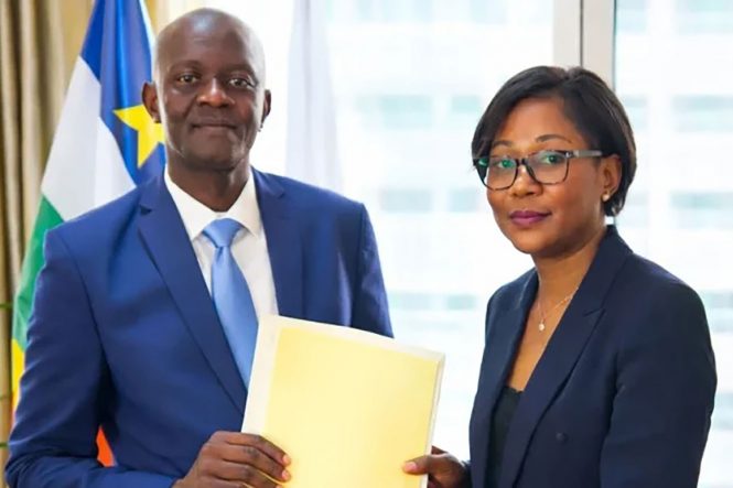 Pic AFDB: Mamadou Coulibaly (left), new head of the African Development Bank Group Country Office in the Central African Republic, presents his letters of accreditation to Ms Sylvie Baipo Temon, Minister of Foreign Affairs, Francophonie and Central Africans Abroad, in Bangui on 26 January 2026.