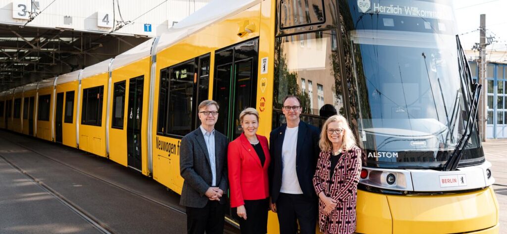 From left to right: Christoph Klaes (Alstom), Senator Franziska Giffey, Henrik Falk (BVG) and Senator Ute Bonde (Copyright: BVG/Florian Buendig)